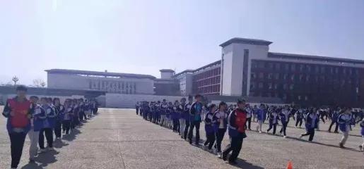 侮辱人 網紅 捐衣作秀 侵犯學生隱私 老板有7個公司13個廠