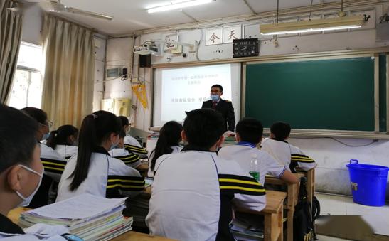 注意 學校周邊來了一群人,他們要干嘛